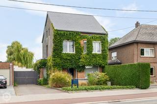 Op een centraal gelegen locatie te Onze-Lieve-Vrouw-Waver bevindt zich deze instapklare woning met grote garage op een ruim perceel van 825 m². Dankzij de gunstige ligging geniet u van een uitstekende bereikbaarheid, terwijl winkels, scholen, horecagelegenheden en het openbaar vervoer zich op wandelafstand bevinden.<br /><br />We betreden de woning via de inkomhal met vestiaire. De lichtrijke leefruimte biedt ruimschoots plaats voor het inrichten van een gezellige zithoek en een aparte eetruimte. Aangrenzend bevindt zich de keuken, uitgerust met kwalitatieve toestellen, met aansluitend een fantastische veranda. Verder vinden we op deze verdieping nog een eigentijdse badkamer met inloopdouche en lavabomeubel, een apart toilet en een zeer praktische bureauruimte.<br />Op de eerste verdieping bevinden zich twee volwaardige slaapkamers en op de zolderverdieping vinden we de derde slaapkamer terug. De kelder en de ruime garage bieden bovendien heel wat extra opbergruimte. Aan parkeergelegenheid is er geen gebrek, met zowel voor als achter de poort voldoende plaats.<br />In de gezellige tuin met aangelegd terras kunt u steeds in alle rust en privacy genieten van het mooie weer, in het bijzonder onder het overdekte terras. De woning is eveneens voorzien van zonnepanelen.<br /><br />Dit is een uitstekende opportuniteit indien u op zoek bent naar een instapklare woning met 3 slaapkamers, een riante garage en een mooie tuin op een perceel van 825 m² te Onze-Lieve-Vrouw-Waver. Contacteer ons via 0479 13 63 69 of neem een kijkje op www.boonstravastgoed.be.<br /><br />Bijzonderheden:<br />- 3 slaapkamers<br />- Perceel = 825 m²<br />- Garage met oprit