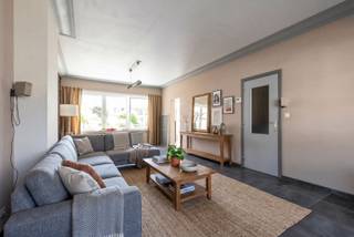 <p><span>Bent u op zoek naar een ruime woning met een centrale ligging én een rustige woonbeleving? Dan is deze woning aan De Mortel 13 zeker een bezoek waard.</span></p><p><span>Deze karaktervolle gezinswoning bevindt zich op een uitstekende locatie, vlak bij winkels, scholen, openbaar vervoer en belangrijke verbindingswegen. Toch geniet u hier van een verrassende rust, zowel in de woning als in de aangename tuin, waardoor u elke dag thuiskomt in een oase van comfort.</span></p><p><span>De woning beschikt over bijzonder ruime leefruimtes en telt maar liefst </span><span>6 volwaardige slaapkamers</span><span>, waardoor ze ideaal is voor grote gezinnen, thuiswerkers of wie extra ruimte wenst voor hobby's en gasten.</span></p><p><span>Een extra troef is de </span><span>achtergelegen garage</span><span>, die bereikbaar is via een servitudeweg. Hierdoor beschikt u over een praktische en veilige parkeer- of opslagruimte met een vlotte toegang.</span></p><p><span>Troeven van deze woning:</span></p><ul><li><span>Centrale en gegeerde ligging in Brasschaat </span></li><li><span>Rustige woonomgeving ondanks de uitstekende bereikbaarheid </span></li><li><span>Ruime en lichtrijke leefruimtes </span></li><li><span>Maar liefst 6 slaapkamers </span></li><li><span>Aangename, rustige tuin </span></li><li><span>Achtergelegen garage bereikbaar via servitudeweg </span></li><li><span>Ideaal voor grote gezinnen of wie veel ruimte zoekt </span></li></ul><p><span>Een woning die ruimte, comfort en een uitstekende ligging combineert. Ontdek zelf de mogelijkheden tijdens een bezoek.</span></p>