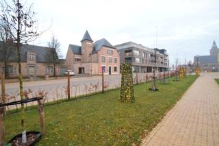 - Centraal gelegen tweeslaapkamer-appartement voorzien van alle moderne comfort- Op de eerste verdieping: Markt 18 bus 101 Houthulst- Fenomenaal...