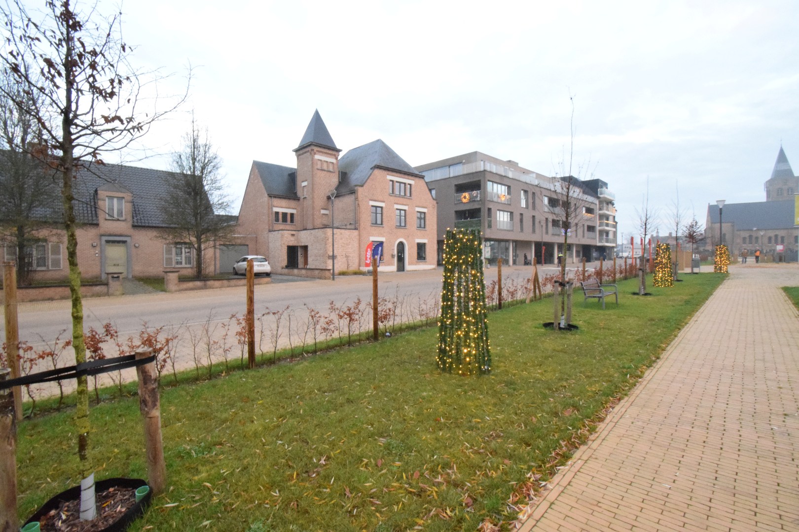 TE HUUR: Tweeslaapkamer-appartement met private berging op de Markt in Houthulst - foto 2