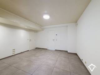 Deze woning is gelegen op een uiterst centrale ligging met een vlotte verbinding naar het stadscentrum, Rumbeke, vele voedingszaken etc. <br /><br />De indeling is als volgt: inkomhal - 2 aanpalende aparte badkamers - apart toilet - zij-ingang voor het eventueel plaatsen van fietsen - living - uitgeruste keuken met eiland - wasberging. <br />Verdiep 1: nachthal - 3 volwaardige slaapkamers. <br />Verdiep 2: nachthal - 2 slaapkamers - apart toilet met lavabo. <br /><br />Er is GEEN tuin of terras aanwezig. <br /><br />Troeven: <br />- Gunstig EPC<br />- Zonnepanelen aanwezig<br />- Centrale verwarming op aardgas<br /><br />Maximum voor 7 personen, zowel voor bewoning als domiciliëring.<br /><br />Bij interesse, gelieve enkel en alleen te reageren via het contactformulier. Wij contacteren u terug van zodra een bezoek mogelijk is.