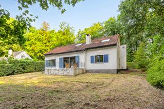 Op zoek naar een woning met ruimte, karakter én een uitstekende ligging? Dan is deze gezinswoning aan de Dennenlaan in Heikant beslist een...