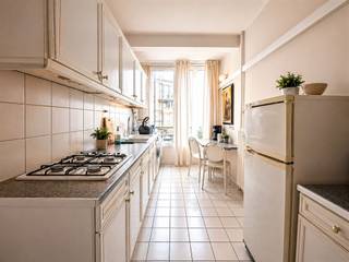 <p><span>Gelegen op één van de mooiste lanen van Antwerpen, vindt u dit charmante en verzorgde appartement van ca. 100m² op de gegeerde Maria-Theresialei.</span></p><p><span>Dankzij de uitstekende ligging bevindt u zich op wandelafstand van het Stadspark, winkels, restaurants, openbaar vervoer en het bruisende stadscentrum.</span></p><p><span>Het appartement beschikt over een ruime en lichtrijke leefruimte, een aparte keuken, 2 volwaardige slaapkamers, badkamer en een praktische indeling die zorgt voor aangenaam wooncomfort.</span></p><p><span>Een ideale opportuniteit voor eigen bewoning of als investering op een absolute toplocatie.</span></p><h3><span>Er is tevens de mogelijkheid om een parkeerplaats aan te kopen op wandelafstand van het gebouw voor 35.000. </span></h3><h3><span>Troeven</span></h3><ul><li><span>Ca. 100m² bewoonbare oppervlakte </span></li><li><span>2 ruime slaapkamers </span></li><li><span>Lichtrijke leefruimte </span></li><li><span>Gegeerde ligging nabij Stadspark </span></li><li><span>Ideaal voor eigen bewoning of investering </span></li></ul><p><span> </span></p><p><span>Voor meer informatie of een bezoek ter plaatse, contacteer Michael@vastpuntgoed.be of 0476 40 86 76.</span></p><p><span> </span></p><p><span> </span></p>
