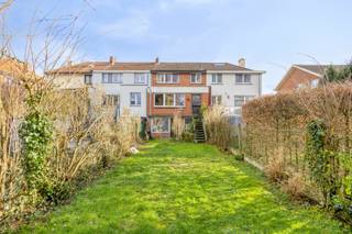 <p>Découvrez cette charmante maison bel-étage — une opportunité intéressante tant pour les investisseurs que pour les futurs occupants.<br /><br />La maison dispose d’un garage pratique, représentant une réelle valeur ajoutée dans ce quartier. Au deuxième étage, vous trouverez trois chambres, idéales pour une famille ou pour combiner habitation et télétravail.<br /><br />Le spacieux séjour constitue le cœur de la maison et bénéficie d’une luminosité exceptionnelle grâce aux grandes baies vitrées. Cela crée une atmosphère ouverte et agréable, garantissant un confort de vie optimal. L’agencement fonctionnel rend les espaces particulièrement conviviaux et faciles à aménager selon vos besoins.<br /><br />De nombreux espaces de rangement sont disponibles grâce au grenier et aux espaces de stockage supplémentaires, améliorant considérablement le confort au quotidien. À l’arrière, un jardin agréable offre un espace extérieur paisible où il fait bon se détendre en toute tranquillité.<br /><br />La situation est sans aucun doute un atout majeur. Située dans une rue calme tout en étant à distance de marche du centre de Groot-Bijgaarden et de la gare de Groot-Bijgaarden, cette maison combine la sérénité d’un quartier résidentiel avec une excellente accessibilité. Commerces, écoles, transports en commun et grands axes routiers se trouvent à proximité immédiate.<br /><br />Le bien est actuellement loué au prix de 900 € par mois.<br /><br />En résumé, une maison bel-étage idéalement située, avec garage, jardin et un fort potentiel locatif dans un environnement recherché. Un investissement sûr ou une future résidence dans un quartier agréable.<br /><br />👉 Intéressé(e) ?<br />Contactez Mathias via dilbeek@weinvest.be ou 0478/70.96.49 pour plus d’informations !</p>