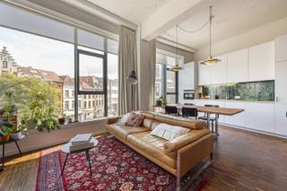<p><span>ANVERS - Centre historique :</span><span> Loft urbain moderne de 64m² et lumineux avec terrasse au coeur de la ville</span></p><p><span> </span></p><p><span>DESCRIPTION :</span></p><p><span> </span></p><p><span>Cet appartement prêt à emménager se situe au 2e étage dun magnifique immeuble avec ascenseur.</span></p><p><span>Il bénéficie d'une excellente situation animée dans le centre historique, à quelques minutes à pied de la Grand-Place.</span></p><p><span>Lentrée donne sur un agréable espace extérieur offrant une vue sur léglise Saint-Paul.</span></p><p><span>Hall d'entrée avec un meuble fonctionnel intégrant les toilettes ainsi que des espaces de rangement.</span></p><p><span>Spacieuse pièce de vie baignée de lumière, avec parquet et de superbes fenêtres.</span></p><p><span>Cuisine ouverte, entièrement équipée (four combiné, lave-vaisselle, réfrigérateur, congélateur, plaque à induction).</span></p><p><span>Un ensemble de placards offrant suffisamment despace de rangement est aménagé au niveau de la partie nuit.</span></p><p><span>Salle de bains avec douche et lavabo.</span></p><p><span> </span></p><p><span>Possibilité d'acquérir en option une place de parking en supplément pour 35.000€</span></p><p><span> </span></p><p><span>CARACTÉRISTIQUES :</span></p><p><span> </span></p><p><span>* Splendide immeuble </span></p><p><span>* Excellente situation dans le centre historique, à proximité des commerces et des transports en commun</span></p><p><span>* PEB : score B</span></p><p><span>*Climatisation et système de ventilation</span></p><p><span>*Chaudière individuelle</span></p><p><span>*Frais généraux +- 120 €/mois</span></p><p><span> </span></p><p><span> </span></p>