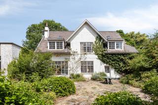 VALIMMAS verkoopt deze riante (± 600m² bebouwd !) en uniek gelegen doktersvilla met praktijkruimte, garage en een grote zuidgeoriënteerde tuin van...