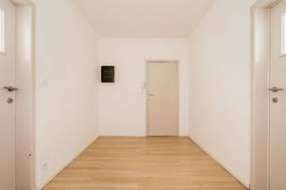 <p><span>Instapklaar 1 slaapkamer appartement van 73 m² in Mechelen.</span></p><p><span>Dit gezellige appartement van 73 m² bevindt zich op de 1ste verdieping van een kleinschalig, goed onderhouden gebouw in Mechelen. Dankzij de centrale ligging zijn winkels, openbaar vervoer en tal van voorzieningen vlot bereikbaar.</span></p><p><span>De ruime inkomhal geeft toegang tot alle vertrekken. Rechts bevindt zich de aangename leefruimte, waar grote raampartijen zorgen voor veel natuurlijk licht en elegante details extra karakter toevoegen.</span></p><p><span>Links van de inkomhal liggen de slaapkamer met extra opbergruimte en de keuken. Aansluitend op de keuken bevindt zich een klein, overdekt terras met een ingemaakte kast. De badkamer is uitgerust met een toilet, lavabomeubel, douche en aansluiting voor een wasmachine.</span></p><p><span>Naast het appartement is er een afzonderlijke berging, bereikbaar via de gemeenschappelijke hal. Deze ruimte is ideaal als vestiaire of extra opbergruimte. In de gemeenschappelijke inkomhal is bovendien plaats om één fiets te stallen.</span></p><p><span>Ook aan het gebouw werden al belangrijke werken uitgevoerd. Het platte dak werd vernieuwd en in 2025 werd de voorgevel geïsoleerd en afgewerkt met crepi. Deze gevelwerken zijn nog niet opgenomen in het huidige EPC-attest.</span></p><p><span>Een mooie kans voor wie een een gezellige thuis wil maken, of voor wie op zoek is naar een investering in Mechelen.</span></p><p><span> </span></p>