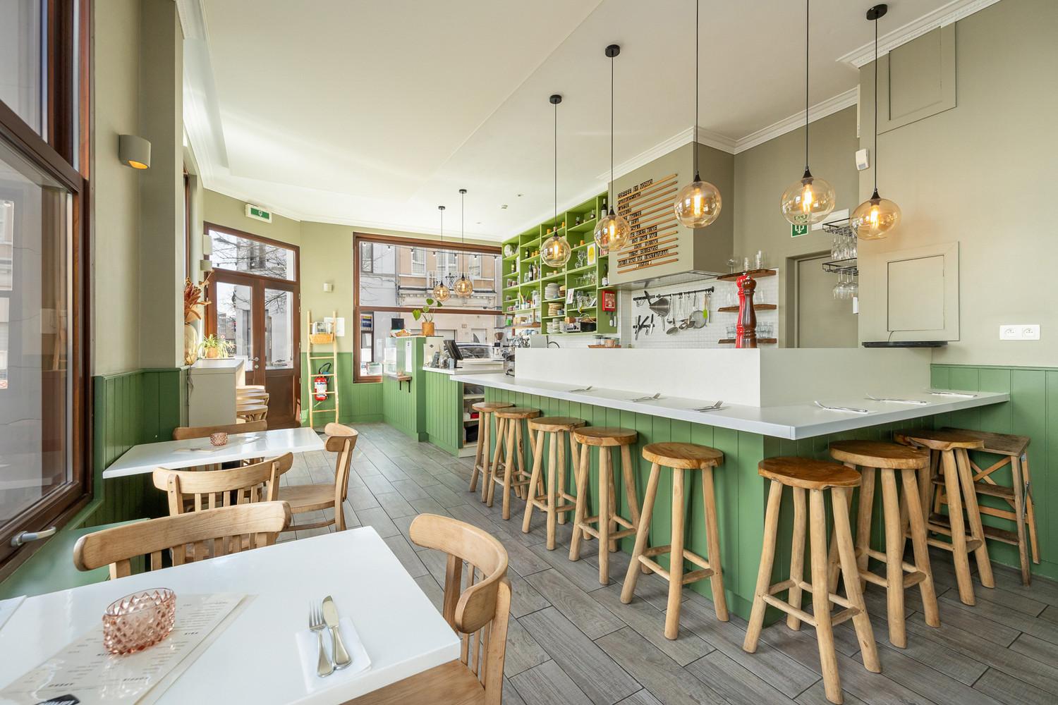 IN OPTIE: kevin@wellimmo.net voor meer info! Uitstekend gelegen en instapklaar handelsgelijkvloers met ruim terras op toplocatie te Antwerpen-Zuid - foto 1