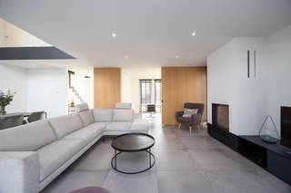 <p><span>Moderne &amp; energiezuinige gezinswoning met hoogwaardige afwerking, gunstig gelegen in het landelijke Onze-Lieve-Vrouw-Waver.</span></p><p><span>Deze gezinswoning verrast met haar doordachte indeling, overvloed aan licht en indrukwekkende volumes – een ideale thuisbasis voor wie grootser wil wonen. Ideaal voor grote of nieuw samengestelde gezinnen, als ook combinatie met thuiswerk.</span></p><p><span> </span></p><p><span>De woning heeft een verrassend ruime bewoonbare oppervlakte en is praktisch ingedeeld. Gelijkvloers: Via de inkomhal met gastentoilet betreedt u een bijzonder aangename leefruimte waar licht en openheid centraal staan. Hier geniet u van een ruime zithoek en een volwaardige eetplaats, perfect voor gezellige familiemomenten of sfeervolle diners met vrienden. De keuken met centraal kookeiland vormt het kloppend hart van de woning. Koken wordt hier een beleving, met volop werkruimte en dankzij grote raampartijen een directe connectie met de leefruimte én de buitenomgeving. Ideaal voor wie houdt van openheid en gezelligheid. Extra troeven op het gelijkvloers: aparte bureauruimte, inpandige garage met directe toegang tot de praktische bergruimte en leefkeuken. Op de eerste verdieping bevinden zich drie volwaardige slaapkamers, waarvan een ruime masterbedroom met aansluitende dressing. De woning beschikt over twee badkamers: een ruime hoofdbadkamer met ligbad, inloopdouche, toilet en dubbele wastafel, als ook een tweede badkamer met douche, toilet en dubbele wastafel. De vaste trap leidt naar een uitzonderlijk ruime zolderverdieping over de volledige breedte van de woning. Deze polyvalente ruimte opent de deur naar talloze mogelijkheden: extra slaapkamers, speelruimte, home office, hobbyruimte of zelfs een ontspanningsruimte. Achteraan de woning is het heerlijk vertoeven in een knappe tuin met prachtig vergezicht op achterliggende weilanden en groen.</span></p><p><span> </span></p><p><span>Energiezuinigheid is gegarandeerd o.a. dankzij een groot aantal zonnepanelen en verwarming via warmtepomp. </span></p><p><span> </span></p><p><span>De woning is gunstig gelegen met vlotte bereikbaarheid, centraal tussen Brussel – Antwerpen, Mechelen – Leuven.</span></p><p><span>Kom de troeven ter plaatse ontdekken en maak een afspraak: 015/755 444 of <span>info@immovercammen.be</span></span><span> </span></p><p><span> </span></p><p><span> </span></p>