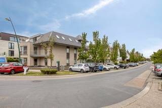 <em><strong>Instapklaar en stijlvol gemeubeld gelijkvloers appartement.</strong></em><br /><br />Centraal gelegen, op wandelafstand van het strand, restaurants, winkels en de prachtige Houtsaegerduinen.<br />Hier geniet u van de perfecte combinatie tussen rust en het bruisende kustleven.<br /><br />De lichtrijke woonkamer met salon- en eethoek sluit aan op de volledig ingerichte open keuken.<br /><br />Het appartement beschikt over twee slaapkamers :<br />Eerste slaapkamer met badkamer voorzien van douche, lavabomeubel en toilet.<br />Tweede slaapkamer met badkamer voorzien van douche en lavabomeubel.<br /><br />Verder is er een apart gastentoilet in de inkomhal, een praktische berging met aansluiting voor een wasmachine en een privatieve kelder.<br /><br /><strong>TROEVEN</strong>
<ul>
<li>Instapklaar en gemeubeld</li>
<li>Centrale ligging</li>
<li>Gunstige EPC-score</li>
<li>Kelder</li>
</ul>
Mogelijkheid tot aankoop van een garagebox in de residentie.<br />Vraagprijs : € 60.000