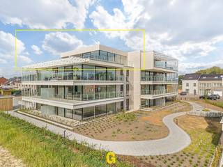 BIJ INTERESSE GELIEVE UITSLUITEND TE REAGEREN VIA MIJN HUURPROFIEL =<br />https://immogoffin.mijnhuurprofiel.be/property/4e3ef902-128e-4ead-8c79-e2e2a4f5d0c1<br /><br />Langs Meershoven ter hoogte van nummer 64, op slechts enkele minuutjes van het centrum van Bilzen, bevindt zich de recent opgerichte residentie Bella Vista. Hier liggen alle dagelijkse voorzieningen binnen handbereik, zoals winkels, scholen, horeca en het gezellige marktplein met daarrond tal van leuke cafés en restaurants. Wie een vlotte verbinding zoekt met omliggende steden, bereikt in enkele minuten de E313. Tegelijkertijd geniet men hier van rust en privacy, met achteraan een blijvend vrij uitzicht op de groene omgeving, bestemd als landbouwgebied.<br /><br />Boven op de ligging weet residentie Bella Vista zich moeiteloos te onderscheiden van ander aanbod door haar stijlvolle hedendaagse architectuur met opvallend aantrekkelijke gevels, de kwalitatieve afwerking en de duurzame bouwkwaliteit.<br /><br />Dankzij de warmtepomp, vloerverwarming, individuele zonnepanelen en de grondige isolatie blijft het energieverbruik voor de huurder bijzonder beperkt.<br /><br />Dit stijlvolle penthouse is gelegen op de bovenste verdieping van gebouw B, aan de rustige achterzijde van de residentie, weg van de drukte. Met een bewoonbare oppervlakte van 102 m² en een ruim terras van 26,15 m² geniet men hier van een bijzonder aangename woonomgeving. Grote raampartijen op het zuiden en westen halen veel natuurlijk licht binnen en laten zowel vanuit de leefruimte als vanop het terras genieten van een prachtig vrij uitzicht over de achterliggende groene omgeving en verder op het stadscentrum van Bilzen. Een bijkomend pluspunt is de lift die rechtstreeks in het penthouse uitkomt, zodat men comfortabel thuiskomt zonder eerst gemeenschappelijke gangen te moeten doorlopen.<br /><br />Indeling<br /><br /><br />Inkomhal met gastentoilet, rechtstreeks bereikbaar via lift en trap<br />Ruime lichtrijke leefruimte met open keuken<br />Groot zonneterras (26,15 m²) <br />Berging met voorzieningen voor wasplaats<br />Twee volwaardige slaapkamers<br />Badkamer<br /><br />Inbegrepen in de huur zijn bovendien twee privatieve autostandplaatsen (P1 en P2) en een individuele kelderberging.<br /><br />Dit penthouse is een bijzonder mooie kans voor wie comfortabel en energiezuinig wil wonen in een stijlvolle recente residentie, met het uitzonderlijke wooncomfort van een ruim zonneterras met een prachtig blijvend uitzicht op de groene omgeving, rustig gelegen weg van de drukte - en tegelijkertijd centraal vlakbij het centrum en uitvalswegen.<br /><br />ONMIDDELLIJK BESCHIKBAAR<br />huurpijs te verhogen met 115 EUR per maand voor bijdrage in de algemene onkosten, provisioneel. <br /><br />BEKIJK ZEKER OOK HET FILMPJE<br />https://www.instagram.com/p/Db-h4XeKhXn/