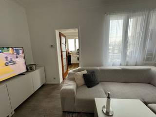 Centraal gelegen appartement in het centrum van de stad Mortsel, vlakbij winkels en openbaar vervoer.<br /><br />Indeling:<br /><br />Eetkamer: +/- 25,5 m² laminaat.<br />Salon: +/- 17 m² tapijt.<br />Keuken:+/- 4.8 m² tegels, kasten, kookplaten, spoeltafel, dampkap en oven.<br />Slaapkamer 1 : +/- 11.5 m² tapijt.<br />Slaapkamer 2 : +/- 15 m² tapijt.<br />Badkamer: +/- 5.7 m² ligbad, lavabo, tegels.<br />Afzonderlijk toilet.<br />Terras: +/- 2 m² tegels.<br /><br />EPC: 645 kwh/ m² jaar met unieke code 20240201-0003124875-RES-1<br /><br />Verhuurd aan €764,00 + AO €25,00