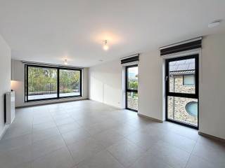 Plan je afspraak in op www.living-stone.beGezellig appartement met twee slaapkamers op de tweede verdieping, bereikbaar via een unieke lift. Je...