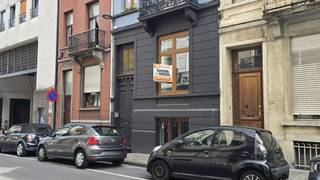 <p><span>Prachtig neoclassicistisch appartement met stadstuin te huur in Elsene</span></p><p><span> </span></p><p><span>U komt binnen via een inkomhal die toegang geeft tot de ruime leef- en eetkamer. Dankzij de hoge plafonds, houten vloeren en authentieke schouwen behoudt de woning haar charmante uitstraling.</span></p><p><span> </span></p><p><span>De volledig uitgeruste keuken beschikt over voldoende kastruimte en moderne toestellen, waaronder een oven en vaatwasser. Vanuit de keuken heeft u rechtstreeks toegang tot het terras en de privatieve stadstuin.</span></p><p><span> </span></p><p><span>Het appartement beschikt over een slaapkamer en twee badkamers. De eerste badkamer is uitgerust met een ligbad met douchefunctie en dubbele lavabo. De tweede badkamer beschikt over een inloopdouche.</span></p><p><span> </span></p><p><span>Deze woning biedt een aangename combinatie van ruimte, comfort en een rustige buitenomgeving, terwijl u zich op een centrale ligging in Elsene bevindt, vlak bij winkels, restaurants, openbaar vervoer en andere voorzieningen.</span></p><p><span> </span></p><p><span>Perfect geschikt voor alleenstaanden en koppels. </span></p><p><span> </span></p><p><span>Mis deze kans niet! </span><span>Gelieve het inlichtingenfiche, dat u terugvindt onder het tabblad </span><span>Documenten</span><span>, volledig in te vullen en vervolgens door te sturen naar <span>guillaume@ap-p.be</span></span></p><p><span> </span></p><p><span> </span></p><p><span>Bekijk ons aanbod op www.ap-p.be</span></p>