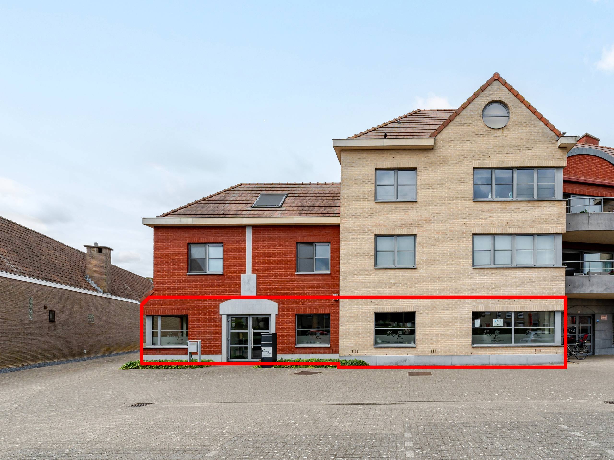 Stijlvol kantoor met 6 parkeerplaatsen te huur - foto 1