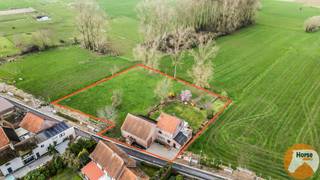 EERSTE BEZOEKDAG WOENSDAG 8 APRIL 2026 VAN 15U TOT 18U (ENKEL OP AFSPRAAK!!)GOOIK - Woning met schuur en weide op adembenemende locatieOntdek deze...