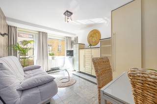 <p>Welkom in deze sfeervolle studio, gelegen op de eerste verdieping in residentie "La Providence" in de Gentstraat.<br />De ligging is bijzonder aantrekkelijk, met de nabijheid van het strand en diverse winkels, restaurants, openbaar vervoer, ... Hier kunt u optimaal genieten van de levendige sfeer van Middelkerke. Het pand is <strong>ideaal geschikt als tweede verblijf of als investering voor verhuur op jaarbasis</strong>.<br /><u>Enkele troeven:</u></p>
<ul>
<li>De studio heeft een <strong>gunstige EPC-scor</strong>e (B-label, 198 kWh / (m2 jaar));</li>
<li><strong>De elektrische installatie </strong>voldoet aan het AREI en werd <strong>conform </strong>bevonden;</li>
<li>De ramen zijn in <strong>PVC</strong> met <strong>hoogrendementsglas</strong>;</li>
<li>Alle <strong>leidinge</strong>n werden <strong>vernieuwd</strong>;</li>
<li>De badkamer beschikt over een <strong>splinternieuw toilet</strong> en een <strong>recente wasmachine</strong>;</li>
<li>De kwalitatieve keuken beschikt over een marmeren werkblad. Zowel ingebouwde koelkast als diepvriezertje zijn aanwezig + een extra losstaande koelkast;</li>
<li>De studio wordt volledig <strong>bemeubeld</strong> aangeboden. </li>
</ul>
Bent u geïnteresseerd in een bezichtiging of wilt u meer informatie? Neem dan gerust contact met ons op.
