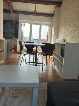 Charmant appartement (3e verdieping) van 60m² met terras (met zicht op de kathedraal), in een neoklassiek huis vol karakter. Het appartement onderscheidt zich door zijn mooie historische lijstwerk en<br />hoge plafonds, die zorgen voor een elegante en lichte sfeer.<br /><br />Gelegen in de trendy wijk Het Eilandje, vlakbij restaurants, cafés, de haven, de universiteit en het openbaar vervoer, combineert de locatie stedelijke dynamiek met een aangename omgeving. <br /><br />De woning is gemeubileerd, in goede staat en klaar om te betrekken.<br /><br />Ideaal voor een alleenstaande of een koppel. Niet geschikt voor kinderen of huisdieren.<br /><br />We zijn op zoek naar een huurder met een stabiel inkomen. Referenties/aanbevelingen worden op prijs gesteld.<br /><br />Gemeenschappelijke wasmachine en droogkast in de gang. Bergplaats 1 fiets per huurder.<br />