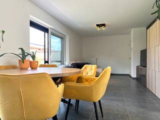 Deze prachtige woonst, gebouwd in 2022, wordt te koop aangeboden. De eigenaars hebben deze volledig onder handen genomen en ze is letterlijk AF!...