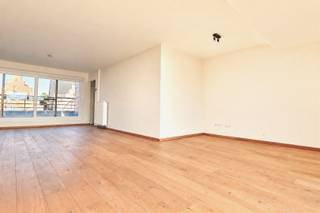<p><span>TOP APPARTEMENT MET ZALIGE TERRASSEN</span></p><p><span> </span></p><p><span>Gelegen op 'OVERLEIE' tussen het Astridpark en de Broeltorens. heeft deze kleinschalige residentie een topper in de aanbieding.<br />Met de lift naar het bovenste verdiep waar licht en zicht overtreffen en waar rust de toon zet.</span></p><p><span> </span></p><p><span>Het appartement is voor en achter voorzien van extra large terrassen waar vrijheid overheerst.<br />Inkom met toilet en doorsteek naar de leefruimte die voor en achter voorzien is van mooie glaspartijen en een directe toegang naar de terrassen.</span></p><p><span>De keuken houdt zich lichtjes apart voorziet in een goede uitrusting en heeft bijgaand een handige berging.<br /><br />Op het niveau van de leefruimte is een eerste slaapkamer met bijhorende badkamer.<br />Op het duplex verdiep is een tweede slaapkamer met douchekamer.</span></p><p><span>Ook boven is een handige bergruimte.</span></p><p><span> </span></p><p><span>De terrassen zijn fenomenaal, voor of achter, zon of schaduw, aan u de keuze.<br />Het uitzonderlijke zicht op het groene park en de kerk zorgt dagelijks voor een vakantiegevoel.</span></p><p><span> </span></p><p><span>Achteraan is in het afgesloten complex een individuele garage (verlichting en stopcontact voorzien).</span></p><p><span> </span></p><p><span>BIJZONDERE LIGGING<br />ZALIG VEEL RUIMTE<br />SCHITTERENDE TERRASSEN<br />GOED EPC<br />GARAGE INCLUSIEF </span></p>