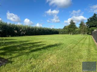 Bent u op zoek naar een plaats voor uw droomwoning op een locatie met grote tuin? Mis deze kans niet!<br /><br />Op dit ZUIDWEST GERICHT perceel bouwgrond kunt uw eigen droomwoning laten ontwerpen.<br /><br />Hoewel u zich in het midden van Kleit/Maldegem bevindt met alle faciliteiten vandien, geniet u er van volledige privacy dankzij de bomenrij knotwilgen.<br /><br />Daarnaast is er een vlotte verbinding met de N49 in Maldegem en de E40 via Aalter.<br /><br />Contacteer Bonne Vastgoed 7 op 7 voor meer info of bezoek via 0468104040 of info@bonnevastgoed.be