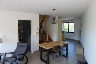 Ontdek dit gezellig en goed gelegen duplex appartement in een kleinschalig gebouw, gelegen op de 1e en 2e verdieping, met een zonnig terras.Het...