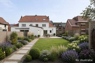 Deze instapklare halfopen bebouwing biedt ruimte, comfort en een uitstekende ligging.Bij het betreden van de woning komt u in de inkomhal die toegang...