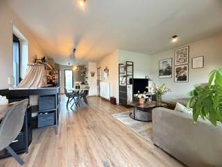 Deze recente woning ligt in een verkeersluwe schoolomgeving. De woning is mooi afgewerkt en goed onderhouden.<br /><br />De indeling is praktisch met op het gelijkvloers een inkomhal met vestiaire en gastentoilet, een bergruimte en een woonkamer met open keuken. Op het verdiep liggen de badkamer, een wasberging en 2 slaapkamers,waarvan één kamer werd opgedeeld in 2 aparte slaapkamertjes. Er werd daarvoor een extra raam geplaatst in de zijgevel.<br /><br />De tuin met overdekt terras is ruim en oostgericht. Het tuinhuis biedt extra opslagruimte en de wagen kan geparkeerd worden onder de carpoort.<br /><br />Dit huis is instapklaar en verwelkomt nieuwe bewoners vanaf 1 februari 2027.<br /> 