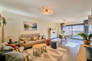 <strong>Instapklaar gelijkvloers appartement met 2 slaapkamers, tuin met terras, parking en kelderberging in Kuringen.</strong><span> Dit verzorgd appartement <span>(82m² - bron EPC)</span> is gelegen op de gelijkvloerse verdieping van de residentie<span> "Roefels Bosch" </span>op de Salamanderstraat 4 in Kuringen. Ondergrondse prive-parking en kelderberging inbegrepen. Centraal wonen op een rustige locatie met een goede verbinding naar supermarkten, het centrum van Kuringen en de oprit van de autostrade E313.</span><br /><br /><span>De indeling is als volgt:</span><br /><span>Inkomhal met ruimte voor vestiaire en apart toilet. Badkamer met meubel met enkele lavabo en douche, spiegel-en kolomkast waardoor extra opbergruimte. Er zijn 2 slaapkamers waarvan 1 toegankelijk vanuit de leefruimte en de andere vanuit de inkomhal. Vanuit de inkomhal is er toegang tot de open leefruimte die ingedeeld is in een zit- en eetgedeelte met schuifraam naar de tuin met terras. De moderne keuken met eiland is voorzien van alle comfort en toestellen. Langs de keuken is er een handige wasplaats waar ook de gasketel is ondergebracht samen met de aansluitingen voor het plaatsen van het wasmachine.</span><br /><br /><span>In de omheinde tuin (ca. 36m²) is het rustig vertoeven en kan je profiteren van de middag-en avondzon. </span><br /><br /><span>Ondergrondse privé-parking en kelderberging inbegrepen in de prijs. </span><br /><span>Lift in het gebouw. Bouwjaar 2012.<br /><span>Gemeenschappelijke kosten: €108/maand</span></span><br /><br /><span>Alle troeven opgesomd:</span><br /><span>- Verzorgd, instapklaar appartement op een rustige, maar centrale locatie</span><br /><span>- Gunstig EPC label (label B) - condensatie gasketel - conforme elektriciteitskeuring</span><br /><span>- Geen "appartementsgevoel" door de grote raampartijen en het contact met de tuin<br /></span>- Gelegen aan de achterzijde van het gebouw<br /><br /><span>Op zoek naar een ideaal investeringspand of een mooi appartement om zelf te wonen? Neem dan vandaag nog contact op voor een bezichtiging.</span><br /><br /><span>Wij </span><strong>ontzorgen</strong><span> je ook voor de </span><strong>verkoop van je huidige woning</strong><span>! Voor meer uitleg helpen we je graag verder.</span>