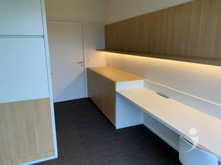 <p><span> </span></p><p><span>Moderne kamer gelegen in studentenresidentie Woods, vlakbij het Belle-Vue park. </span></p><p><span>De residentie is gelegen op een boogscheut van het centrum van Leuven, op wandelafstand van het station en nabij verschillende campussen.</span></p><p><span> </span></p><p><span>De kamer met terras is voorzien van een uitklapbaar tweepersoonsbed (140cm x 200cm - matras niet incl.), ingebouwde kleerkasten, waardoor er meer dan voldoende opbergruimte is. De kamer heeft ook een ingebouwde bureau met  boekenplank en persoonlijke frigo met vriesvak. Verder beschikt de kamer over een persoonlijke badkamer met douche, lavabo en toilet.</span></p><p><span>De fietsenstalling is bereikbaar met de lift of via de trappenhal.</span></p><p><span> </span></p><p><span>Per verdieping zijn er twee keukens, die gedeeld worden met maximaal 10 personen. De keukens zijn voorzien van een oven, microgolf, vitro-keramische kookplaat, eettafel, wastafels en een persoonlijke opbergkast die op slot kan. Elke keuken heeft ook zijn eigen terras.</span></p><p><span> </span></p><p><span>Er is ook een gemeenschappelijke ontspanningsruimte met televisie, zetels, tafels en een kickertafel. Verder is er ondergronds nog een afsluitbare fietsenstalling, afvallokaal en een wasplaats met wasmachine en droogkast. </span></p><p><span> </span></p><p><span>De prijs bedraagt €665/maand exclusief provisie nutsvoorzieningen (50euro/maand)</span></p><p><span> </span></p><p><span>*De Foto's in de advertentie zijn van een gelijkaardige studentenkamer.</span></p><p><span> </span></p><p><span>Interesse? Contacteer ons via student@immolivit.be</span><span> </span></p><p><span> </span></p>