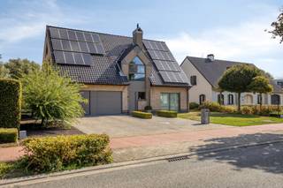 <p><span>INSTAPKLARE, RUIME OPEN BEBOUWING MET TIJDLOZE ARCHITECTUUR OP PRACHTIG PERCEEL VAN 17A 64CA. </span></p><p><span>Deze prachtige, energiezuinige villa is gelegen langsheen de Pullaarsteenweg in het landelijke Ruisbroek.</span></p><p><span>Dankzij de nabijheid van de N16 en A12 geniet u van een optimale bereikbaarheid.</span></p><p><span>Het prima onderhouden huis beschikt over een mooie en recent gerenoveerde badkamer met straks design en prachtige leefruimte met gashaard.</span></p><p><span>De PV-installatie met 32 zonnepanelen en condensatieketel zorgen voor een laag energieverbruik.</span></p><p><span> </span></p><p><span>Gelijkvloers: Stijlvolle inkomhal / ruime living met sfeervol salon en eetplaats (36 m²), vloerbekleding in keramische tegels en design gashaard / goed uitgeruste keuken met inductiekookplaat, oven, vaatwasser, ... / wasplaats / bergruimte / garage voor 2 wagens.</span></p><p><span>1ste verd.: Nachthal / master bedroom met dressing (4,4 x 6,5m) / 2 slaapkamers (4,3 x 3,3m; 4,3 x 3,7m; 4,5 x 4,4m) / prachtige, moderne badkamer met inloopdouche en vrijstaand bad.</span></p><p><span> </span></p><p><span>Aangenaam zonneterras met geïntegreerde vijver / mooie, grote tuin met ruim tuinhuis met lounge.</span></p><p><span> </span></p>