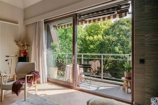 <p><span>Ruimte, rust en stijl</span><span> komen hier prachtig samen. Dit uitzonderlijk ruime </span><span>duplexappartement van maar liefst 250 m²</span><span> bevindt zich in de groene en residentiële omgeving van </span><span>Koningshof-Schotenhof</span><span>. Vanuit de leefruimtes geniet je van een prachtig zicht op de omliggende </span><span>parktuin</span><span>, waardoor je elke dag een sterk gevoel van rust en privacy ervaart.</span></p><p><span>De </span><span>royale leefruimte met hoge plafonds</span><span> vormt het hart van het appartement. Dankzij het grote schuifraam wordt het aangrenzende balkon bij de woonkamer betrokken. Zet het schuifraam open en binnen en buiten vloeien op een aangename manier in elkaar. De </span><span>open haard en mezzanine</span><span> versterken het karaktervolle gevoel. </span></p><p><span>De stijlvolle keuken werd recent volledig vernieuwd en is uitgerust met </span><span>hoogwaardige AEG-toestellen</span><span>, waaronder een stoomoven, vacuümlade, oven, vaatwasser en inductiekookplaat. De aansluitende eethoek zorgt voor een gezellige plek om samen te tafelen.</span></p><p><span>Op deze verdieping bevinden zich verder een </span><span>grote lichtrijke slaapkamer met balkon </span><span>(momenteel ingericht als kantoor), een 2e slaapkamer (kan ingericht worden als 3de badkamer) en een praktisch ingerichte wasplaats/bijkeuken.</span></p><p><span>Via de trap bereik je de </span><span>prachtig open overloop</span><span> met indrukwekkende mastersuite, dressing en ensuite badkamer. Verder is er nog een </span><span>douchekamer met wastafel en toilet</span><span> en een 4e slaapkamer.</span></p><p><span>Het appartement werd in </span><span>2022 smaakvol gerenoveerd</span><span>, met onder meer vernieuwde elektriciteit, keuken en sanitair. Met </span><span>EPC B</span><span> en </span><span>airconditioning</span><span> is ook het hedendaagse comfort verzekerd.</span></p><p><span>De ligging is bijzonder aangenaam: </span><span>rustig en groen</span><span>, maar toch nabij bakker Dellafaille, Delhaize, scholen, openbaar vervoer en de wandelpaden langs de Vaart.</span></p><h3><span>Troeven</span></h3><ul><li><span>250 m² woonoppervlakte</span><span> met </span><span>3 slaapkamers + buro en 2 badkamers</span><span> (mogelijk 3)</span></li><li><span>Groen en vrij uitzicht</span><span> op de parktuin </span></li><li><span>Luxueus gerenoveerd in 2022</span><span> </span></li><li><span>EPC B, elektriciteit conform</span><span>, lift</span></li><li><span>Inbegrepen in de prijs: private kelder</span><span> en </span><span>ondergrondse parking</span><span> met </span><span>laadpaal</span></li><li><span>Altijd parkeergelegenheid voor de deur</span><span> </span></li></ul><p><span>Een appartement van dit formaat, met deze afwerking en dit groene uitzicht, komt niet elke dag op de markt.</span></p><p><span>Wil je de </span><span>ruimte, lichtinval en sfeer</span><span> zelf ervaren? Contacteer </span><span>Sofie</span><span> voor een bezoek via </span><span>03 646 66 55</span><span> of </span><span>sofie@sinjoor.be</span><span>.</span></p>