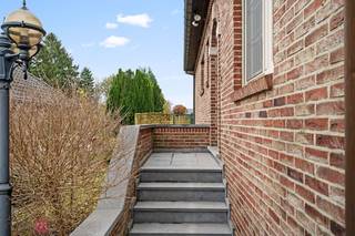 Ruime <strong>vrijstaande woning</strong> met potentieel in <strong>Wilsele</strong><br />In de <strong>rustige Eikenbergstraat 42</strong> in Wilsele vindt u deze vrijstaande woning op een<strong> perceel van 4a36ca</strong>, met een<strong> bewoonbare oppervlakte van 225 m²</strong>. Een solide basis met veel lichtinval, ruimte en mogelijkheden — ideaal voor wie een woning naar eigen smaak wil vernieuwen of optimaliseren.<br />✨ Belangrijkste troeven op een rijtje<br />📍 <strong>Toplocatie:</strong> rustige straat, vlak bij Leuven, winkels, scholen &amp; openbaar vervoer<br />🏡 <strong>Vrijstaande woning met 4a36ca grond</strong><br />📏<strong> 225 m² bewoonbare oppervlakte </strong><br />🍽️ Ruime Keuken en leefruimte<br />🌞<strong> Veranda</strong> met toegang tot terras &amp; tuin<br />🛌<strong> 3 slaapkamers</strong> (1 gelijkvloers + 2 op de verdieping)<br />🧱 <strong>Mooie uitbreidingsmogelijkheden</strong> naar meer slaapkamers,... op de eerste verdieping<br />🚗 Grote <strong>kelderverdieping </strong>met garage, berging, stookruimte &amp; aparte douche<br />🌿 <strong>Gezellige tuin</strong> met buitenberging<br />🔧 <strong>EPC-label D </strong>→ eenvoudig <strong>naar label C </strong>via vervanging van de mazoutketel<br />🛠️ Perfecte basis om te moderniseren naar eigen stijl<br />De woning geniet bovendien van een <strong>uitstekende bereikbaarheid</strong>, met snelle aansluiting op de invalswegen en de autosnelweg. Ideaal voor gezinnen, starters of iedereen die op zoek is naar een rustige, maar centraal gelegen woning met potentieel.<br />📞 Interesse?<br />Contacteer <strong>Immo-M</strong> – Maja Coeckelberghs<br />📱 <strong>0468 22 53 22</strong><br />📧<strong> info@immo-m.be</strong>