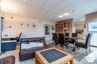 Bij het binnenkomen word je verwelkomd in een lange inkomhal die meteen een gevoel van ruimte en openheid creëert. Aan je rechterzijde bevindt zich...