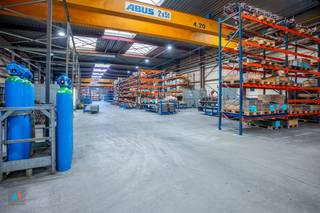Ruime industriële loods in Hoogstraten, gelegen aan de Hinnenboomstraat 1.Deze loods heeft een oppervlakte van 3.086 m² met een hoogte van 7,50...