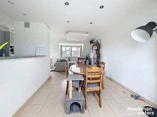 Verzorgd dakappartement met twee slaapkamers in het centrum van Ruddervoorde.Instapklaar appartement te Ruddervoorde bestaat uit volgende...