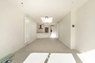 Ben jij het type koper dat enkel zijn meubels wil verhuizen, zonder tijd of zin om te renoveren? Dan is deze instapklare en energiezuinige woning precies wat je zoekt!<br /><br />De kwalitatieve afwerking, de vlotte verbinding met het station en het centrum, het gunstige EPC A-label en de budgetvriendelijke prijs maken van deze woning een bijzonder interessante opportuniteit.<br /><br />INDELING<br /><br />Gelijkvloers:<br />Via de inkomhal kom je terecht in de lichtrijke leefruimte. Verder beschikt het gelijkvloers over een badkamer, apart toilet en praktische berging.<br /><br />Eerste verdieping:<br />Op de eerste verdieping bevinden zich twee slaapkamers.<br /><br />Zie jij jezelf hier al wonen? Stel je snel kandidaat via onderstaande link:<br />https://coorevits.mijnhuurprofiel.be/property/2abb473d-4c9a-4096-8834-89dcdb15b5e6