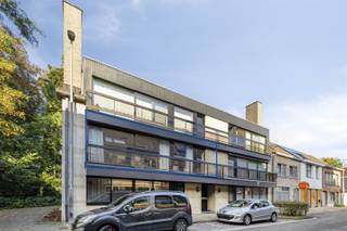 <p><span>Goed gelegen tweeslaapkamerappartement te Sint-Amandsberg.</span></p><p><span> </span></p><p><span>Dit op te frissen appartement beschikt over een praktische indeling met een inkomhal, ruime leefruimte, keuken, 2 slaapkamers en een badkamer met douche, toilet en lavabo.</span></p><p><span> </span></p><p><span>Daarnaast beschikt het appartement over 2 terrassen, een afgesloten zolderberging en een garage met sectionaalpoort. </span></p><p><span> </span></p><p><span>Een interessante opportuniteit voor wie op zoek is naar een appartement met voldoende bergruimte op een goede locatie, of een interessante investering.</span></p><p><span> </span></p><p><span>Contacteer Dries van Pattymo voor meer informatie of een bezoek via dries@pattymo.be of 0488/907820. </span></p><p><span> </span></p>