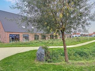 <p>Ontdek dit nieuwe project in <strong>Astene</strong>, een mooie deelgemeente van <strong>Deinze.</strong> We stellen u graag <strong><span>8 halfopen en 4 gesloten</span> nieuwbouwwoningen</strong> voor, waar <strong>comfort en stijl</strong> hand in hand gaan.<br /><br /><span>Op het <strong>gelijkvloers</strong> verwelkomt een <strong>stijlvolle inkomhal</strong> je, gevolgd door een handig gastentoilet. De <strong>ruime leefruimte</strong> en <strong>open keuken</strong> zijn het centrale punt, waar gezelligheid en functionaliteit samenkomen. Een <strong>berging</strong> en een <strong>inpandige garage</strong> bieden extra gemak en opbergruimte.</span><br /><br />Op de <strong>bovenverdieping</strong> leidt de nachthal u naar ruime <strong>3 slaapkamers,</strong> een moderne badkamer en een apart toilet. Een vaste trap brengt je naar de zolder, die naar eigen wens kan worden ingericht als polyvalente ruimte of een vierde slaapkamer.</p>
<p>Tevens heb je de <strong>vrijheid</strong> om te kiezen <strong>hoe je</strong> deze droomwoning <strong>afwerkt</strong>. Of je nu gaat voor <strong>ruwbouw wind- en waterdicht</strong> of liever meteen de <strong>sleutel op de deur</strong> wilt, de keuze is aan jou. Speciaal voor jou hebben we zelfs <strong>twee woningen</strong>, met lotnummer 48 en 51, volledig afgewerkt als <strong>inspirerende kijkwoningen</strong>. <span>Mis deze kans niet om je toekomstige droomhuis te ontdekken!</span><br /><br /><strong>Interesse in deze woningen?</strong><span> <br />Aarzel dan niet om contact op te nemen met </span><strong>Stefanie D'hondt</strong><span> op </span><strong>0474/09 01 10</strong><span> of via <strong>stefanie@valorvastgoed.be</strong> voor meer informatie of vrijblijvend bezoek.</span><br /><br /></p>