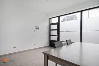 Op een uitstekende locatie in Heist-op-den-Berg bevindt zich deze ruime woning met een bewoonbare oppervlakte van 225 m² en heel wat mogelijkheden. Momenteel is de woning opgesplitst in 2 wooneenheden, waardoor dit pand bijvoorbeeld perfect dienst kan doen als kangoeroewoning. Door zijn centrale ligging geniet u hier van een schitterende visibiliteit en bereikbaarheid met scholen, eet-en drankgelegenheden, winkels en het openbaar vervoer op wandel- en fietsafstand. <br /><br />We betreden de hoofdwoning via een polyvalente ruimte die u naar wens kan inrichten. Momenteel doet deze dienst als bureel. Aansluitend beschikt het gelijkvloers nog over een apart gastentoilet. Achteraan heeft u voldoende stockageruimte en een groot terras ter beschikking waar u in alle privacy kan genieten van het mooie weer. <br /><br />Het appartement op de eerste verdieping beschikt over een grote leefruimte met keuken die voorzien is van de voornaamste toestellen. De nachthal geeft ons toegang tot een ruime slaapkamer aan de voorzijde en de badkamer, uitgerust met hoekbad, douchecabine, lavabo en toilet. Op de tweede verdieping bevindt zich nog een tweede slaapkamer, een praktische berging en een apart toilet. Tenslotte is woning voorzien van een ruime kelder. <br /><br />De naastgelegen gelijkvloerse studio betreedt u via de uitgeruste keuken met eetkamer. Aangrenzend bevindt zich de leefruimte. Verder omvat dit gedeelte nog een ruime slaapkamer aan de achterzijde en de badkamer, voorzien van douche, lavabo en toilet. Deze studio zou bijvoorbeeld ideaal kunnen zijn voor een inwonend familielid.<br /><br />Dit is een uitstekende opportuniteit als u op zoek bent naar een woning met tal van mogelijkheden op een uitstekende locatie in Heist-op-den-Berg. Contacteer ons op het nummer 0497 14 67 97 voor meer informatie of neem een kijkje op www.boonstravastgoed.be .<br /><br />Bijzonderheden:<br />- 3 slaapkamers <br />- Uitstekende locatie<br />- Ideale kangoeroewoning