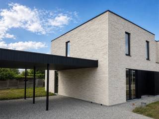 <span>Indeling van woning</span>
<h3><span>gelijkvloers</span></h3>
<span>De lichtrijke leefruimte, eetplaats en keuken vormen één open en aangenaam geheel, waarbij de eetruimte rechtsreeks aansluit op het terras en de tuin met een zuidwestelijke oriëntatie. Daar geniet je volop van de namiddag- en avondzon. Daarnaast beschikt de gelijkvloerse verdieping over een praktische, aparte berging en een inpandige garage die voor extra opbergruimte en comfort zorgen.</span>

<h3><br /><span>eerste verdieping</span></h3>
- 3 ruime slaapkamers<br />- badkamer met ligbad en inloopdouche<br />- een apart toilet
<h3><br /><span>duurzaamheid en energie</span></h3>
Bij het ontwerp stonden energie-efficiëntie en wooncomfort centraal.<br />De woning is uitgerust met:<br />- zonnepanelen<br />- balansventilatie met warmterecuperatie<br />- condenserende gaswandketel
<h3><br /><span>afwerking en prijs</span></h3>
- De woning is wind- en waterdicht afgewerkt. Keuken, badkamer en vloerbekleding kies je zelf, volgens jouw smaak en budget. Of koop casco en werk zelf verder af.<br />- De vermelde prijs betreft de volledig afgewerkte woning (zonder aanleg tuin en terras) exclusief btw en verkoopkosten.