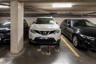 Op zoek naar een veilige parkeerplaats met extra bergruimte op een strategische locatie? Dan komt deze ondergrondse autostaanplaats met privatieve kelderberging zeker in aanmerking.<br /><br />Locatie<br />Dankzij de uitstekende ligging nabij de Italiëlei geniet u van een vlotte verbinding naar het centrum van Antwerpen. Bovendien bereikt u via de nabijgelegen invalswegen en de Antwerpse Ring in enkele minuten alle belangrijke verkeersassen, wat deze eigendom zowel voor eigen gebruik als investering bijzonder interessant maakt.<br /><br />Beschrijving <br />De autostaanplaats is gelegen in een afgesloten ondergrondse parkeergarage die toegankelijk is via een automatische toegangspoort, wat zorgt voor extra comfort en veiligheid. Daarnaast beschikt u over een privatieve kelderberging, ideaal voor het stockeren van persoonlijke spullen, banden, fietsen of seizoensgebonden materiaal.<br /><br />Belangrijkste kenmerken:<br />- Ondergronds<br />- Privatieve kelderberging inbegrepen<br />- Automatische toegangspoort<br />- Centrale ligging met vlotte verbinding naar Antwerpse Ring en invalswegen<br />- Op korte afstand van het centrum van Antwerpen<br />- Interessant voor eigen gebruik of als investering<br /><br />Verplichte vermeldingen<br />P-score: C &amp; G-score: C<br />Stedenbouw: Vg, Wg, Gvkr, GMO, Gvv