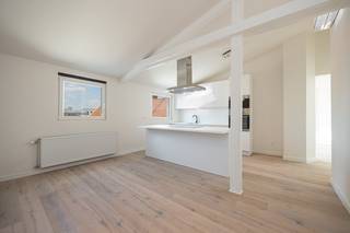 Waanzinnig duplexappartement op rustige ligging in het hartje van de binnenstad. Gelegen op wandelafstand van winkels, openbaar vervoer, Groenplaats en de Scheldekaaien. Gerenoveerd met oog voor detail en hedendaagse leefnormen. Wordt voorzien van drie zonnepanelen. Airco.<br /><br />Indeling:<br /><br />Via de inkomhal op parket met gastentoilet betreed je het appartement. Op deze verdieping bevinden zich de open ingerichte keuken voorzien van toestellen en de ruime living op parket. De living geeft rechtstreeks toegang tot het terras van +/- 12 m². Tevens op deze verdieping bevindt zich slaapkamer 1 op parket en aangrenzende ingerichte badkamer met inloopdouche en lavabo met meubel.<br />Via een inpandige trap bereik je de tweede slaapkamer op parket met aangrenzende ingerichte badkamer voorzien van ligbad, inloopdouche en lavabo met meubel. Op deze verdieping bevinden er zich ook nog 2 ruimtes die gebruikt kunnen worden als dressing of extra stockageruimte.<br /><br />Verkoop onder registratie. <br />Individuele nutsvoorzieningen. <br />Mogelijkheid tot aankoop van ondergrondse autostaanplaats of garagebox.<br /><br /><br /> 