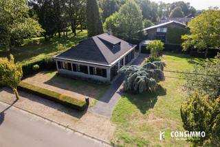 Bent u op zoek naar een woning op een <strong>bijzonder gegeerde locatie in Bokrijk</strong>, met veel ruimte én mogelijkheden om ze volledig naar eigen smaak vorm te geven? Deze vrijstaande woning aan de <strong>Aspergerijstraat 11 in Genk</strong> combineert een uitstekende ligging met een interessante indeling waarbij het belangrijkste woonprogramma zich reeds op het gelijkvloers bevindt. Met drie gelijkvloerse slaapkamers en een ruime zolderverdieping die verder kan worden ingericht, biedt deze woning heel wat potentieel voor zowel vandaag als de toekomst.<br /><br /><strong>Indeling</strong><br />Via de inkomhal betreden we de woning en bereiken we de woonkamer, met aansluitend de eetkamer en keuken. Verder beschikt het gelijkvloers over een praktische berging, een afzonderlijk toilet en de badkamer.<br /><br />Een belangrijke troef is dat er zich op het gelijkvloers maar liefst <strong>drie slaapkamers</strong> bevinden. Hierdoor kan de woning perfect functioneren als een gelijkvloerse woning, terwijl de bovenverdieping tegelijkertijd nog heel wat uitbreidingsmogelijkheden biedt.<br /><br />Via de vaste trap bereiken we namelijk de ruime zolderverdieping. Momenteel treffen we hier één grote kamer, die als vierde slaapkamer kan worden gebruikt, en bijkomende opslagruimte. Dankzij de beschikbare oppervlakte kan deze verdieping bij een renovatie volledig worden herbekeken en bijvoorbeeld worden ingericht met <strong>meerdere extra slaapkamers, een bureau, hobbyruimte of speelkamer</strong>. Ideaal voor wie vandaag gelijkvloers wil wonen, maar tegelijk voldoende ruimte en flexibiliteit voor de toekomst wenst.<br /><br />Daarnaast beschikt de woning over een praktische kelderberging.<br /><br />Buiten geniet u van een terras en een eigen tuin waar u in alle rust kunt vertoeven. Ook een afzonderlijke <strong>garagebox</strong> is aanwezig.<br /><br /><strong>Technische informatie</strong><br />De woning dient opgeknapt en energetisch gerenoveerd te worden, maar biedt juist daardoor bijzonder veel mogelijkheden om het geheel volledig af te stemmen op de eigen woonwensen en hedendaags comfort. Het pand beschikt momenteel over een <strong>EPC-label F</strong> en is onderhevig aan de renovatieverplichting. De combinatie van de bestaande gelijkvloerse indeling, de ruime zolderverdieping en het vrijstaande karakter vormt een uitstekende basis voor een grondige renovatie.<br /><br /><strong>Buurtinformatie</strong><br /><strong>De ligging in Bokrijk vormt zonder twijfel één van de absolute troeven van deze woning.</strong> De Aspergerijstraat is rustig gelegen in een bijzonder geliefde en groene omgeving van Genk, terwijl u tegelijkertijd geniet van een uitgebreid aanbod aan voorzieningen in de directe omgeving.<br />Voor natuurliefhebbers is de ligging bijzonder aantrekkelijk. Het uitgestrekte <strong>Domein Bokrijk</strong> ligt vlakbij en biedt tal van mogelijkheden om te wandelen, fietsen en ontspannen. Ook natuurgebied <strong>De Maten</strong> bevindt zich praktisch om de hoek. Daarnaast zijn er in de directe omgeving verschillende sport- en recreatiemogelijkheden aanwezig.<br /><br />Ook voor gezinnen is deze locatie bijzonder praktisch. <strong>Zowel basisonderwijs als secundair onderwijs bevinden zich op wandel- en fietsafstand</strong> en ook het openbaar vervoer is vlot bereikbaar. Dagelijkse verplaatsingen naar school, sport of andere activiteiten kunnen hierdoor gemakkelijk zonder wagen gebeuren.<br />Voor winkels en andere dagelijkse voorzieningen hoeft u evenmin ver te rijden. Langs de nabijgelegen <strong>Hasseltweg</strong> vindt u een ruim aanbod aan supermarkten, handelszaken, horeca en andere faciliteiten. Bovendien geniet u hier van een <strong>uitstekende verbinding richting Genk, Diepenbeek, Zonhoven en Hasselt</strong>, waardoor de woning ook voor woon-werkverkeer bijzonder gunstig gelegen is.<br /><br />Een bijzonder complete woonomgeving waar <strong>rust, natuur, onderwijs, sport en bereikbaarheid</strong> mooi samenkomen. U woont hier in het gegeerde Bokrijk, met alles wat een gezin dagelijks nodig heeft binnen handbereik en met prachtige natuur- en recreatiegebieden in de onmiddellijke omgeving.<br /><br />Bent u op zoek naar een <strong>vrijstaande woning met gelijkvloers wooncomfort én een topligging in Bokrijk</strong>?<br />Contacteer ons via <strong>089 69 30 01</strong> of <strong>info@consimmo.be</strong> voor meer informatie of een bezoek ter plaatse. <strong>Bekijk ook de virtuele tour op onze website </strong><strong>www.consimmo.be</strong><strong>.</strong>