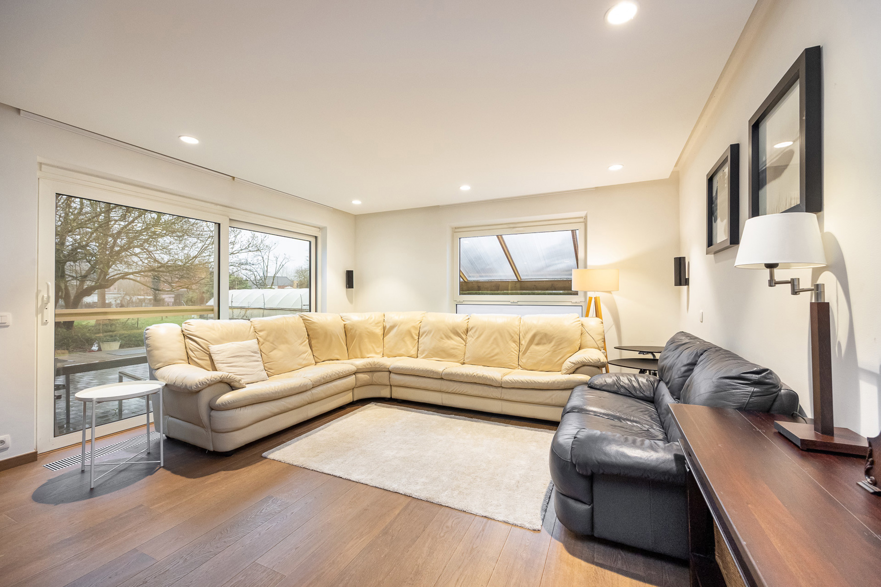 Unieke woning met praktijkruimte, 5 slaapkamers en naastliggende bouwgrond - foto 2