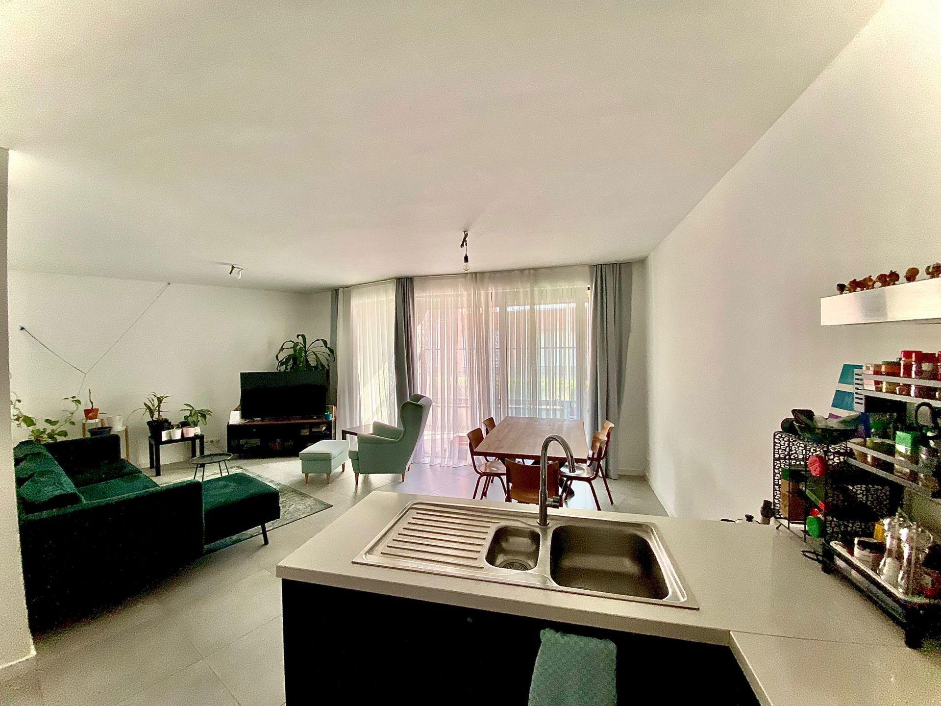 Recent, gelijkvloers appartement met 2 slaapkamers en terras - foto 2