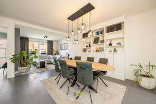 <p><span> </span></p><p><span>Verbazend ruime familiewoning (bewoonbare oppervlakte 135m²) gelegen in één van de meest gegeerde woonwijken van Schoten op korte afstand van het centrum en nabij Schotenhof en Schoten Vaart.</span></p><p><span> </span></p><p><span>De woning met 2 grote slaapkamers is uitstekend ingepland op een perceel van 193m² met oprit voor één wagen en achteraan een zuid georiënteerde tuin.</span></p><p><span> </span></p><p><span>Met haar praktische indeling, met onder meer een zeer ruime woonkamer met aansluitend grote, luxueus ingerichte leefkeuken, beantwoordt dit huis aan alle hedendaags comfort: zo beschikt de woning ook op elke verdieping over een badkamer, zijn beide slaapkamers ruim waarbij ook een inloop dressing is voorzien en heeft de woning voldoende bergruimte zowel binnen als buiten (o.a. kelder en tuinberging) </span></p><p><span> </span></p><p><span>Door de grote raampartijen en de lichtstraat is er ook een prima lichtinval; op het zuidelijk georiënteerd terras kan je dan weer met het gezin tot de late uurtjes genieten van elke zonnig moment.</span></p><p><span> </span></p><p><span>Bovenal is deze woning prima onderhouden, weldoordacht en professioneel gerenoveerd met bijhorende plannen en vergunningen waarbij men ook op energetisch vlak een mooi resultaat werd bekomen.</span></p><p><span> </span></p><p><span>Zou deze woning jouw nieuwe thuis kunnen worden? Boek dan snel een afspraak en kom zeker niet TE LAET!</span></p><p><span> </span></p><p><span> </span></p><p><span> </span></p><p><span> </span></p><p><span> </span></p><p><span> </span></p><p><span> </span></p><p><span> </span></p>