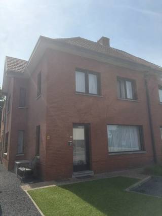 Op de Guido Gezellelaan vlakbij allerhande winkels ligt dit mooi appartement met twee slaapkamers.<br />Het appartement heeft een leefruimte met open keuken, een badkamer met douche in bad, een berging en twee slaapkamers.<br />Geen gemeenschappelijke kosten<br />Onmiddellijk beschikbaar