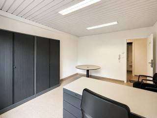 Op zoek naar een professionele, instapklare werkplek op een toplocatie in Hasselt? Dit volledig ingerichte kantoor van ca. 18 m² biedt alles wat je nodig hebt om meteen aan de slag te gaan.<br /><br />Het kantoor is volledig bemeubeld en geniet dankzij de grote raampartij van veel natuurlijk licht. Bovendien beschikt de ruimte over een rechtstreekse toegang naar buiten, wat zorgt voor een aangename en praktische werkomgeving.<br /><br />Als gebruiker kan je daarnaast gebruikmaken van het gedeelde sanitair en de gemeenschappelijke keuken. Het sanitair wordt gepoetst, zodat je steeds over een nette en verzorgde omgeving beschikt.<br /><br />Dankzij de compacte maar efficiënte inrichting is dit kantoor bijzonder geschikt voor verschillende zelfstandige activiteiten. Denk bijvoorbeeld aan een logopedist, bijlesgever, accountant, advocaat, consultant, therapeut of andere dienstverlener die op zoek is naar een professionele werkplek.<br /><br />Troeven:<br /><br />- Ca. 18 m² kantoorruimte<br />- Volledig ingericht en bemeubeld<br />- Veel natuurlijk licht<br />- Rechtstreekse toegang naar buiten<br />- Gedeelde keuken en sanitair<br />- Sanitair wordt gepoetst<br />- Instapklaar: meteen beschikbaar voor gebruik<br />- Toplocatie in Hasselt<br />- Ideaal voor diverse zelfstandige beroepen<br />- Mogelijkheid tot het huren van een parkeerplaats voor € 90/jaar<br /><br />Een ideale oplossing voor wie zonder grote investering meteen over een professionele kantoorruimte wil beschikken, op een vlot bereikbare en aantrekkelijke locatie in Hasselt.<br /><br />Interesse of graag een bezoek ter plaatse? Neem gerust contact met ons op via +32 470 85 30 84.