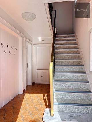 Gezellige HOEKWONING nabij centrum Ingooigem, bestaande uit : Inkomhal met vestiaire en apart gastentoilet, living met aanpalende kleine veranda...